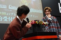 「CSMキバットベルト」「CSMタツロット」に興味津々な奥野壮（左）。