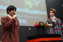 「CSMキバットベルト」「CSMタツロット」についてトークする奥野壮（左）と高橋文哉（右）。