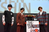 左からMCのしいはしジャスタウェイ、奥野壮、高橋文哉、