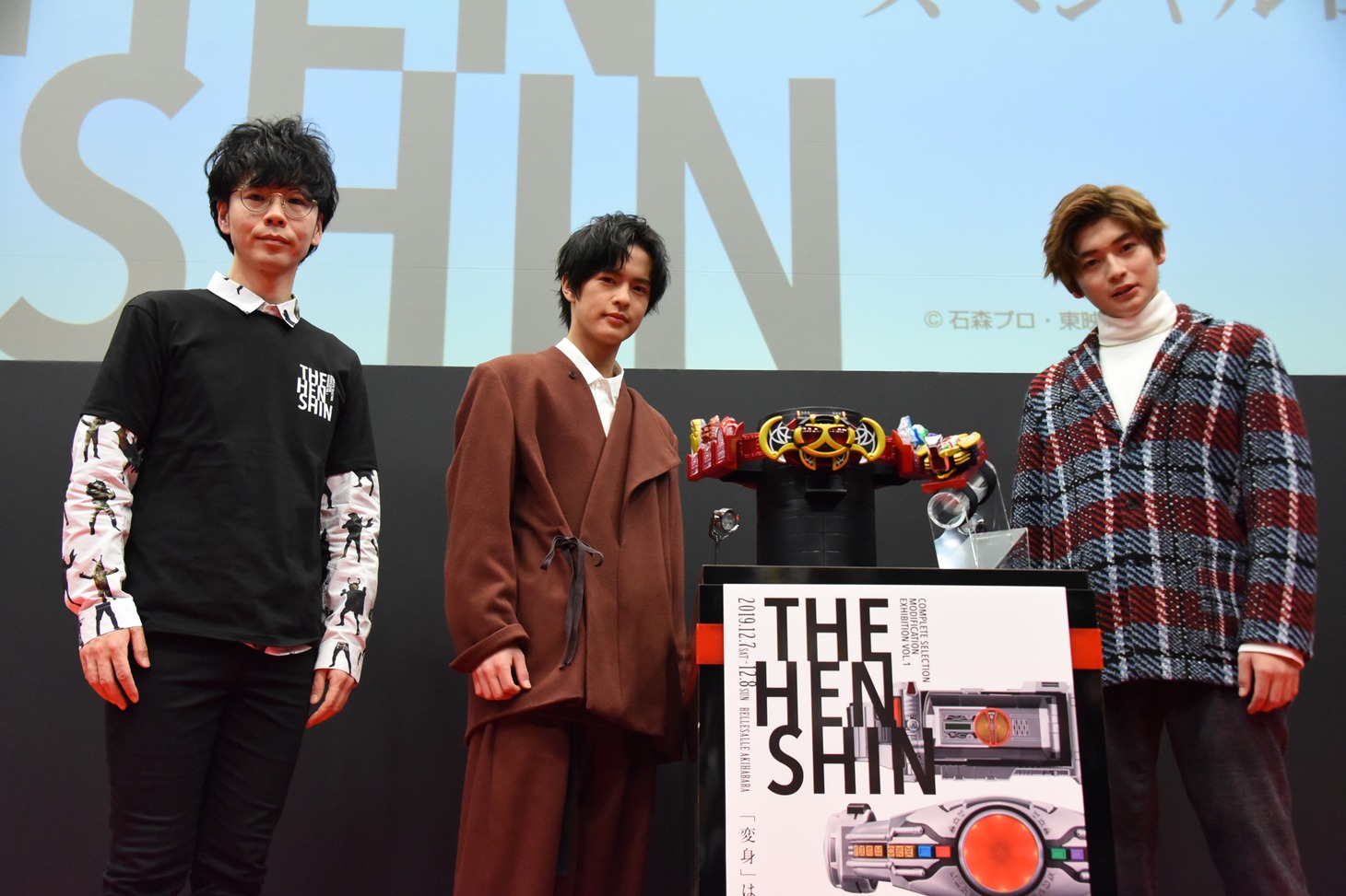 左からMCのしいはしジャスタウェイ、奥野壮、高橋文哉、