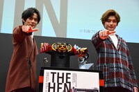 「アルトじゃないと」のポーズをする奥野壮（左）と高橋文哉（右）。