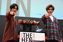 「アルトじゃないと」のポーズをする奥野壮（左）と高橋文哉（右）。