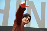 照れながらも「アルトじゃないと」のポーズを取る奥野壮。