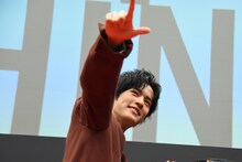 照れながらも「アルトじゃないと」のポーズを取る奥野壮。