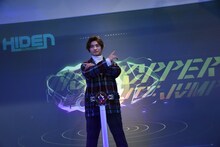 モーションセンサーを使った“未来のベルト”で、仮面ライダーゼロワンの変身ポーズを披露する高橋文哉。