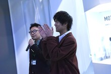 高橋文哉の変身を見守る奥野壮（手前）。