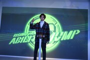モーションセンサーを使った“未来のベルト”で、仮面ライダーゼロワンの変身ポーズを披露する高橋文哉。