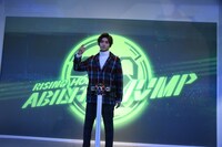 モーションセンサーを使った“未来のベルト”で、仮面ライダーゼロワンの変身ポーズを披露する高橋文哉。