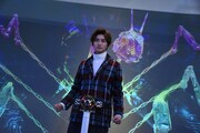 モーションセンサーを使った“未来のベルト”で、仮面ライダーゼロワンの変身ポーズを披露する高橋文哉。
