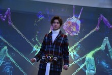 モーションセンサーを使った“未来のベルト”で、仮面ライダーゼロワンの変身ポーズを披露する高橋文哉。