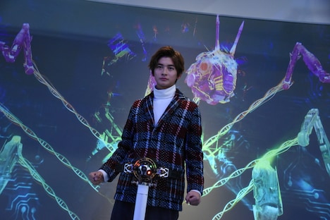 モーションセンサーを使った“未来のベルト”で、仮面ライダーゼロワンの変身ポーズを披露する高橋文哉。