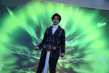 モーションセンサーを使った“未来のベルト”で、仮面ライダーゼロワンの変身ポーズを披露する高橋文哉。