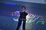 モーションセンサーを使った“未来のベルト”で、仮面ライダーゼロワンの変身ポーズを披露する高橋文哉。
