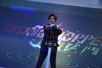 モーションセンサーを使った“未来のベルト”で、仮面ライダーゼロワンの変身ポーズを披露する高橋文哉。