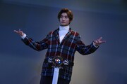 モーションセンサーを使った“未来のベルト”で、仮面ライダーゼロワンの変身ポーズを披露する高橋文哉。