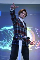 モーションセンサーを使った“未来のベルト”で変身したのち、「アルトじゃないと」のポーズを決める高橋文哉。