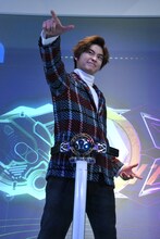 モーションセンサーを使った“未来のベルト”で変身したのち、「アルトじゃないと」のポーズを決める高橋文哉。