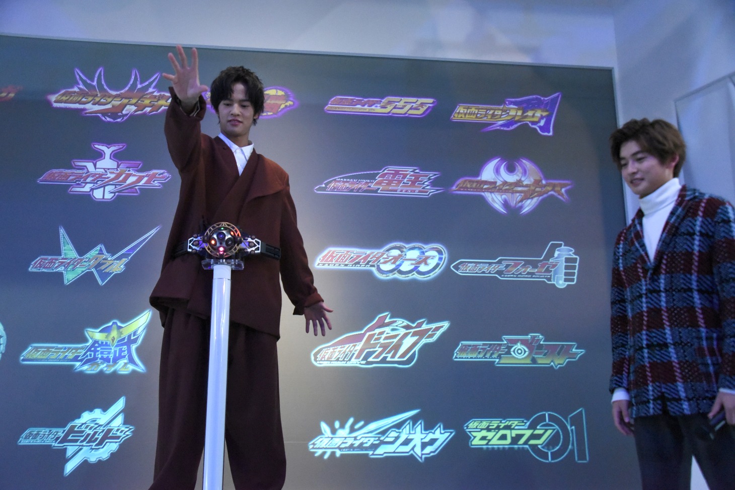 高橋文哉（右）のレクチャーを受け、仮面ライダーゼロワンへの変身に挑戦する奥野壮（左）。