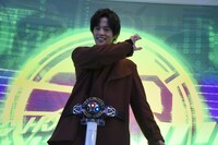 モーションセンサーを使った“未来のベルト”で、仮面ライダーゼロワンへの変身に挑戦する奥野壮。