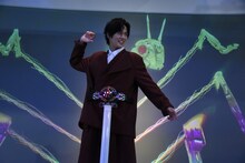 モーションセンサーを使った“未来のベルト”で、仮面ライダーゼロワンへの変身に挑戦する奥野壮。