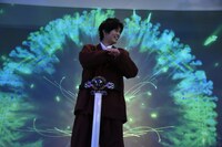 モーションセンサーを使った“未来のベルト”で、仮面ライダーゼロワンへの変身に挑戦する奥野壮。