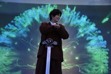 モーションセンサーを使った“未来のベルト”で、仮面ライダーゼロワンへの変身に挑戦する奥野壮。