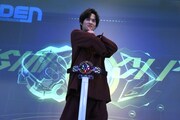 モーションセンサーを使った“未来のベルト”で、仮面ライダーゼロワンへの変身に挑戦する奥野壮。
