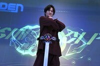 モーションセンサーを使った“未来のベルト”で、仮面ライダーゼロワンへの変身に挑戦する奥野壮。