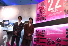 「THE HENSHIN COMPLETE SELECTION MODIFICATION EXHIBITION VOL.1」の会場を回る高橋文哉（左）と奥野壮（右）。