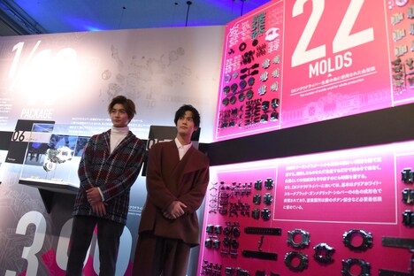 「THE HENSHIN COMPLETE SELECTION MODIFICATION EXHIBITION VOL.1」の会場を回る高橋文哉（左）と奥野壮（右）。