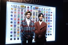 「THE HENSHIN COMPLETE SELECTION MODIFICATION EXHIBITION VOL.1」の会場を回る高橋文哉（左）と奥野壮（右）。