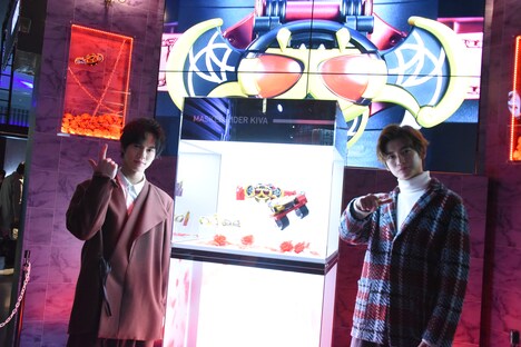 「THE HENSHIN COMPLETE SELECTION MODIFICATION EXHIBITION VOL.1」の会場を回る奥野壮（左）と高橋文哉（右）。