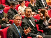 客席に座る宝田明（右）と矢口史靖（左）。