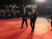 レッドカーペットを歩く宝田明（左）と矢口史靖（右）。