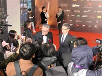 取材を受ける宝田明（左）と矢口史靖（右）。