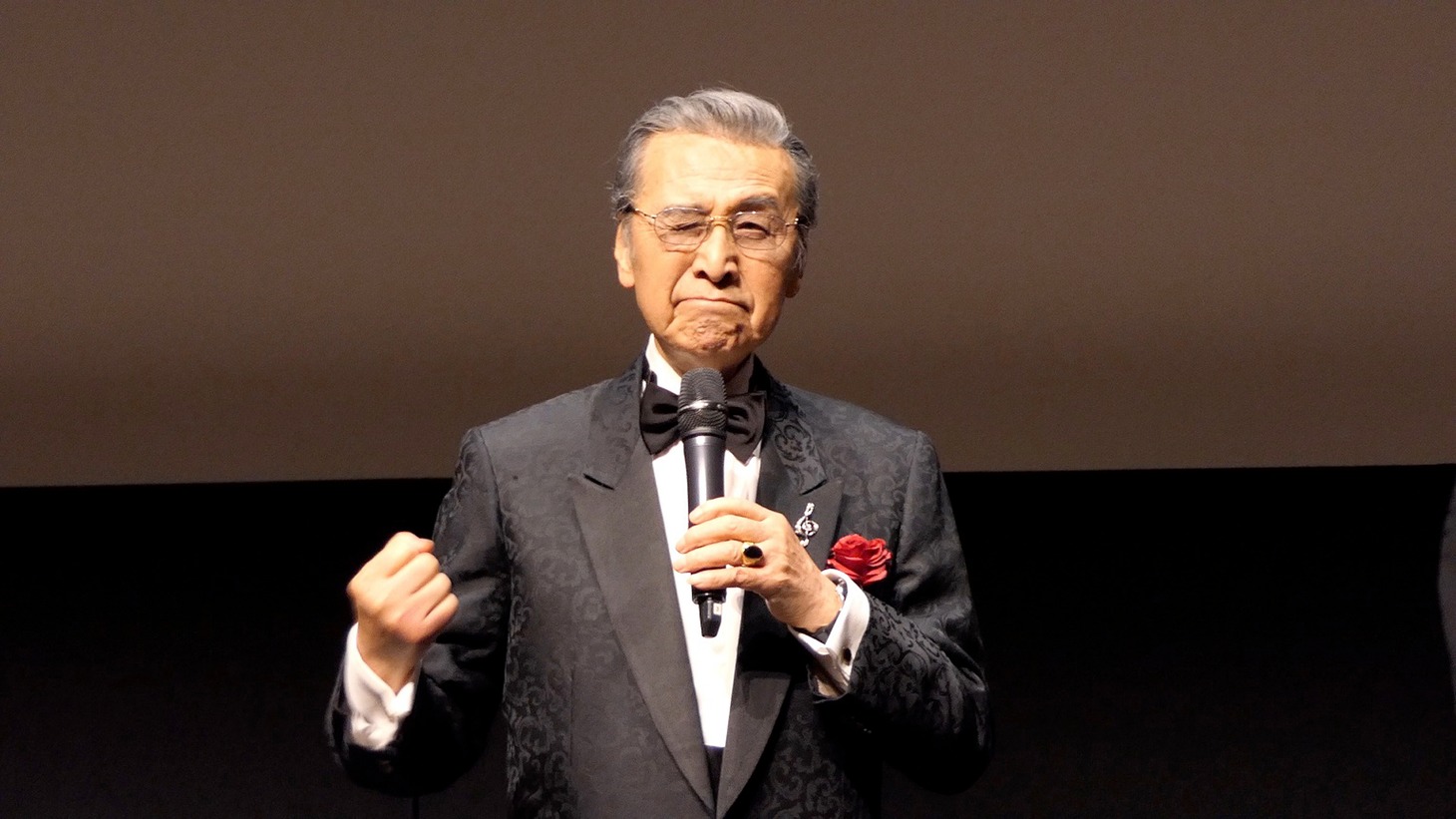 中国語で挨拶した宝田明。