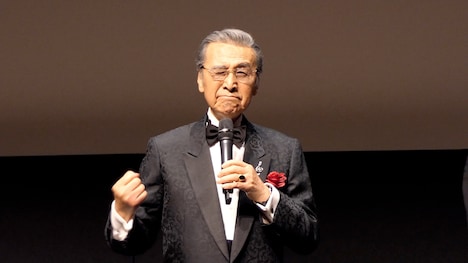 中国語で挨拶した宝田明。