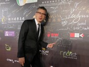 看板にサインをした矢口史靖。