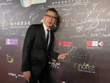 看板にサインをした矢口史靖。