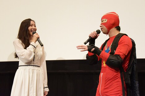 佐野ひなこ(左)への愛を語る前野朋哉(右)。