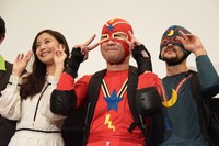 「魔法少年☆ワイルドバージン」公開記念舞台挨拶の様子。左から佐野ひなこ、前野朋哉、芹澤興人。