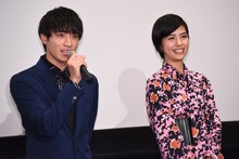 左から小関裕太、佐久間由衣。