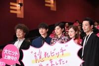 「“隠れビッチ”やってました。」舞台挨拶にて、左から三木康一郎、小関裕太、佐久間由衣、大後寿々花、森山未來。