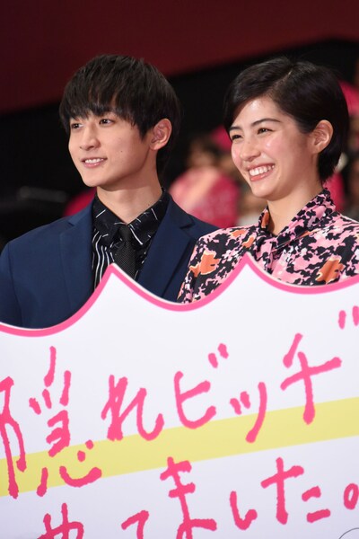 「“隠れビッチ”やってました。」舞台挨拶にて、左から小関裕太、佐久間由衣。