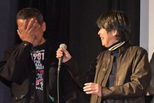 森下能幸（右）にマイクを向けられる川瀬陽太（左）。