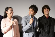 ヤング ポールの様子を見て「ちょっと面白かったです」と語る三浦貴大(中央)。