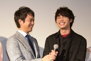 左から笑い合う三浦貴大、板垣瑞生。