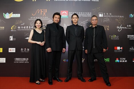 左からベッキー、内野聖陽、窪田正孝、三池崇史。