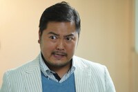 加治将樹演じる安達元彦。