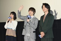 中継カメラを見る浜辺美波（左）、神木隆之介（中央）、中村倫也（右）。
